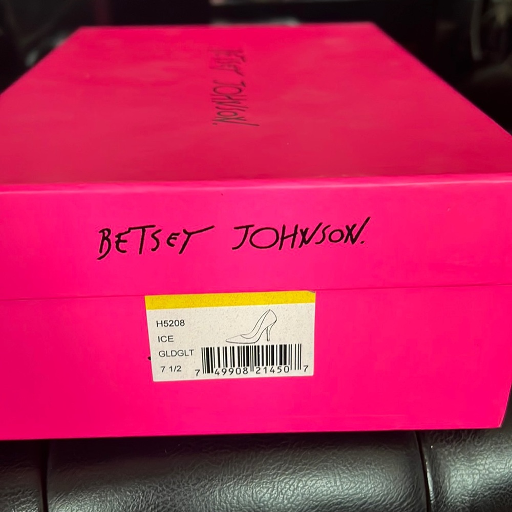 Betsey Johnson Heels 👠 size 7.5 in box!